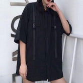 Camisa de manga corta con cuello vuelto y rayas finas negras